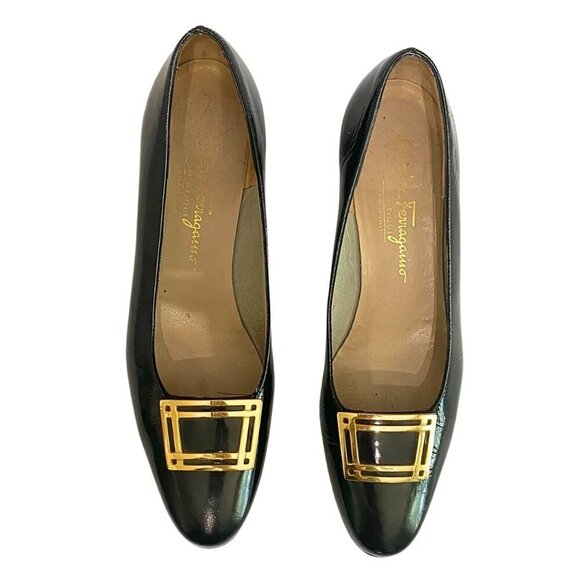 SALVATORE FERRAGAMO BLACK PATENT LEATHER GOLD METALLIC BUCKLE PUMPS - 9A - Picture 4 of 9